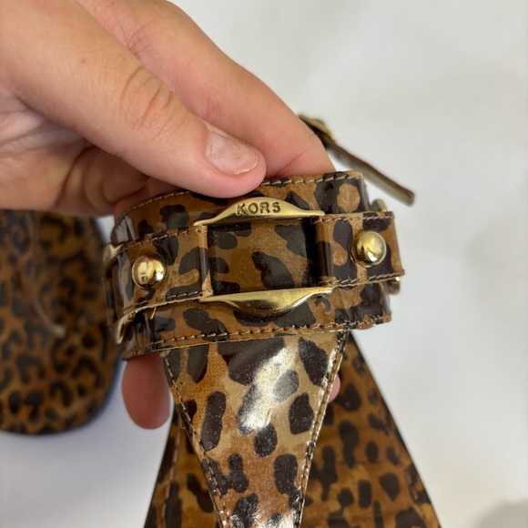 Michael Kors leopard print thong sandals with gold-tone hardware - Picture 3 of 7